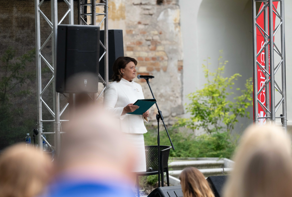 Caritui – 100: pirmoji ponia D. Nausėdienė dėkojo už realią paramą tūkstančiams žmonių